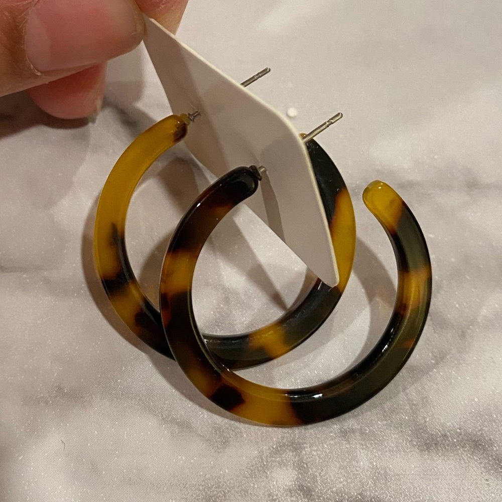 ❤️Tortoise shell colored acrylic medium hoops.